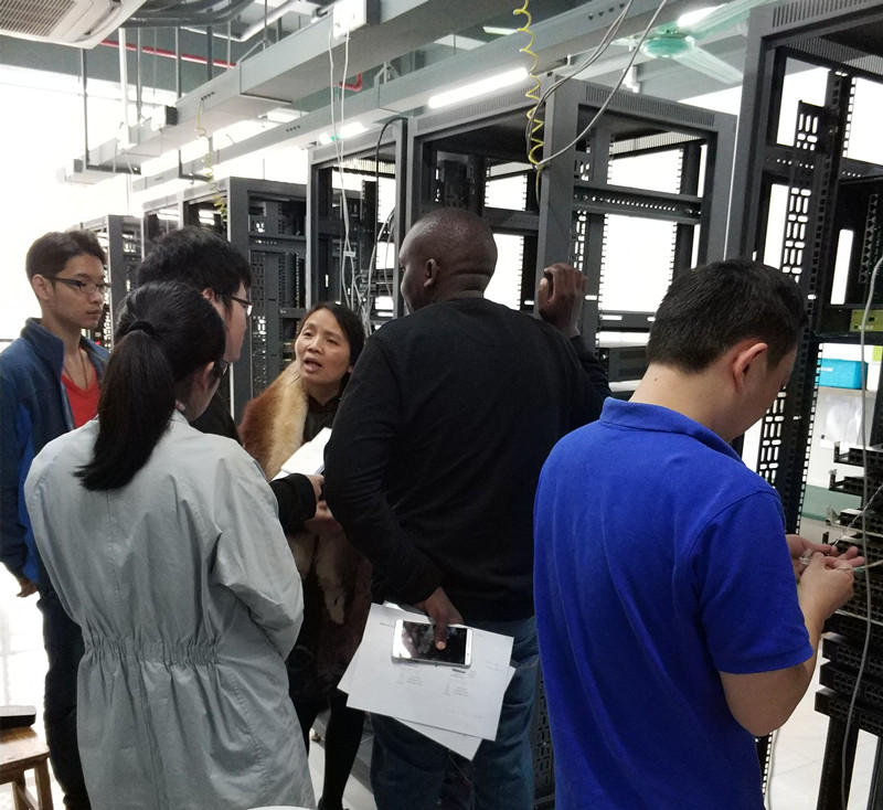 肯尼亞客戶對設(shè)備進行詳細(xì)了解